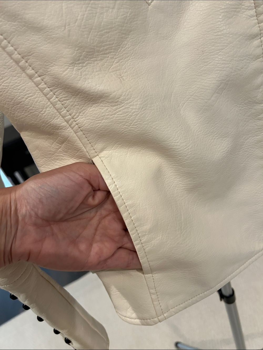 Colleen Lopez Off-White Leather Moto Jacket with Black Hardware / full zip - Picture 3 of 7